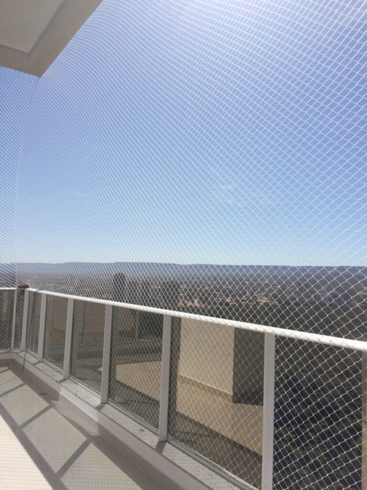 saca de prédio protegida por tela