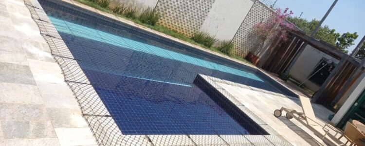 Tela de proteção para piscina